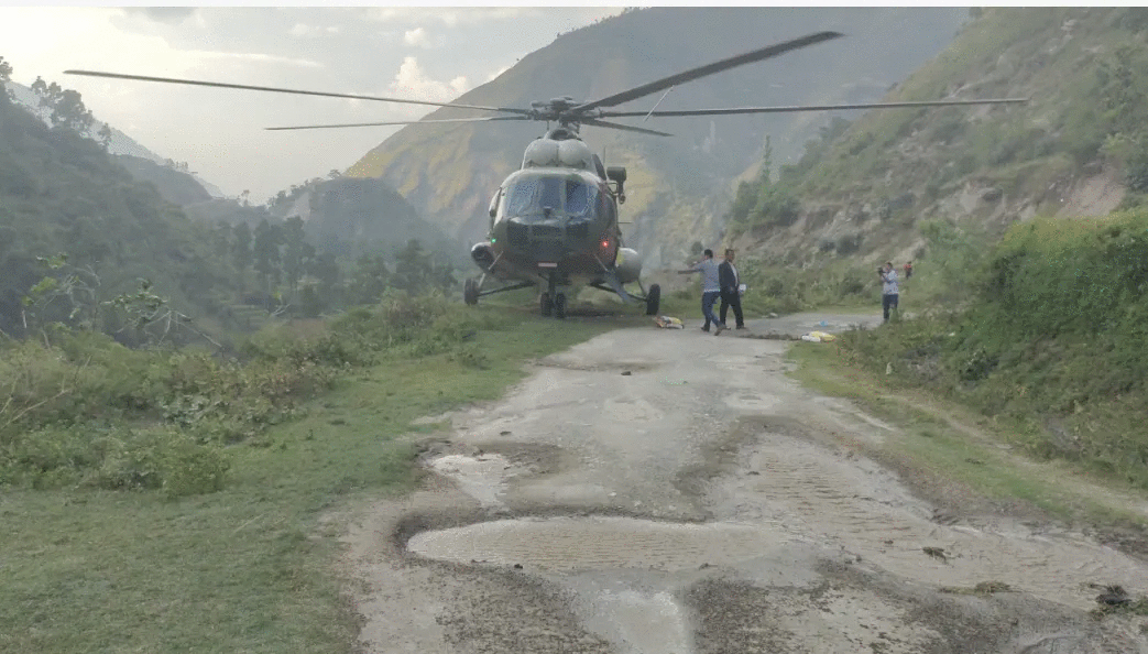 राहतका नाममा सुदूरपश्चिम सरकारकाे नौटंकी, पाँच क्वीन्टल चामल बाँड्न हेलिकप्टर प्रयाेग